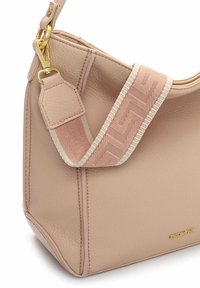 Beżowa skórzana torebka o fakturowanym wykończeniu, wyposażona w szeroki różowo-kremowy pasek z wzorem oraz złote akcenty metalowe.