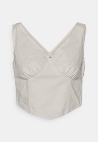 Svetlosivý crop top vyrobený z hladkej tkaniny, s výstrihom do V, zhrnutými detailmi a priliehavým strihom s mierne zaobleným spodkom.