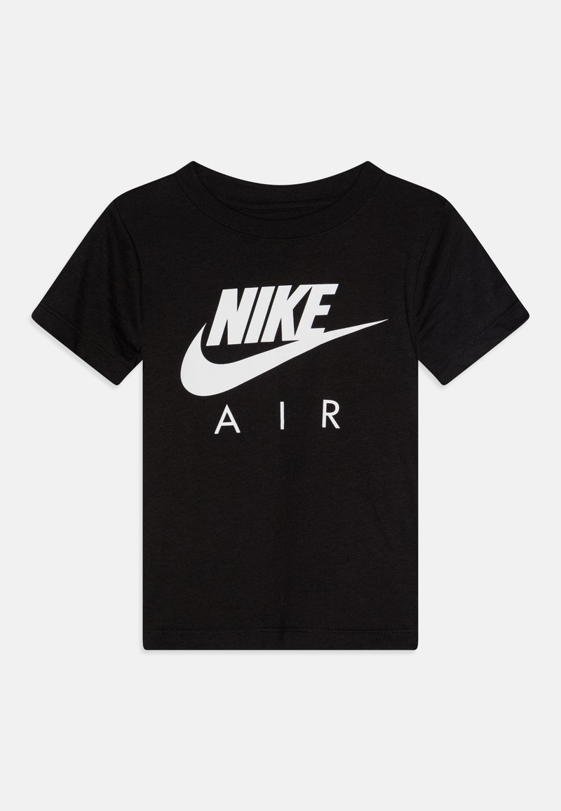 Juodas medvilnės marškinėliai su dideliu baltu "NIKE" logotipu ir "AIR" teksto išryškinimu, klasikiniu apvaliu kaklu ir trumpomis rankovėmis.