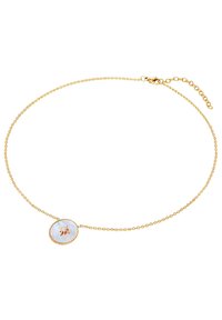 Guld kædedesign med en oval vedhæng, der har en central ædelsten og stjernemotiv, kendetegnet ved en struktureret, perlekant.