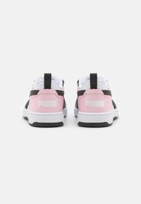 Puma-Sneaker mit einem schwarzen Mesh-Obermaterial, rosa Lederakzenten, weißen Schnürsenkeln und einem hinteren Tab. Die charakteristische weiße Logo auf der Ferse und die Gummisohle sind ebenfalls vorhanden.