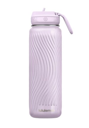 Wysoka, jasnofioletowa wielokrotnego użytku butelka na wodę z falistym teksturowanym uchwytem, zakrętką typu flip-top, słomką i logo Lululemon blisko podstawy.