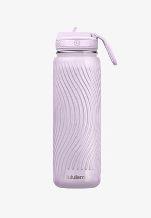 Wysoka, jasnofioletowa wielokrotnego użytku butelka na wodę z falistym teksturowanym uchwytem, zakrętką typu flip-top, słomką i logo Lululemon blisko podstawy.