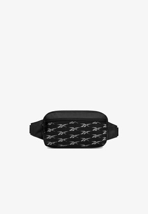 Czarna nerka z siateczkową przednią kieszenią zdobioną powtarzającym się białym wzorem logo oraz regulowanymi bocznymi paskami z zamkiem błyskawicznym.