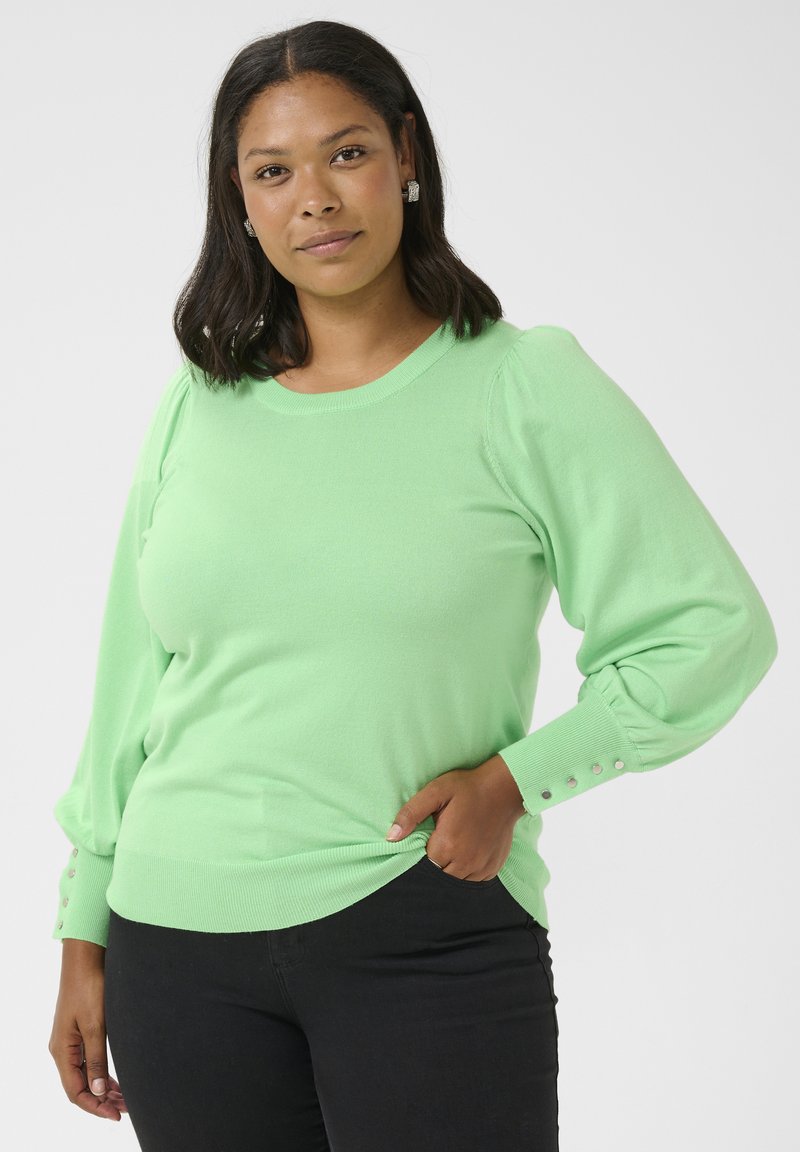 Grøn strikket sweater med lange ærmer, ribbede manchetter med knapdetaljer, rund halsudskæring og afslappet pasform. Blød tekstur.