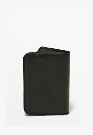 Portefeuille en cuir noir avec une texture lisse, au design pliable et aux bords arrondis. Présente des coutures le long des coutures et une forme compacte.