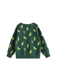 Sweat-shirt à manches longues vert foncé avec des illustrations ludiques de gousses de pois et le texte "PEAS & LOVE" dispersé sur le tissu.