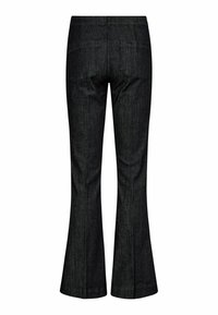 Jeans de mezclilla oscuros de corte acampanado con una textura suave, que cuentan con dos bolsillos traseros y una cinturilla de altura media, mostrando un sutil patrón de tejido.