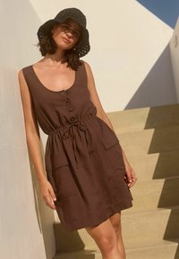 Next UTILITY SLEEVELESS - REGULAR FIT - Trikotaažkleit - chocolate brown