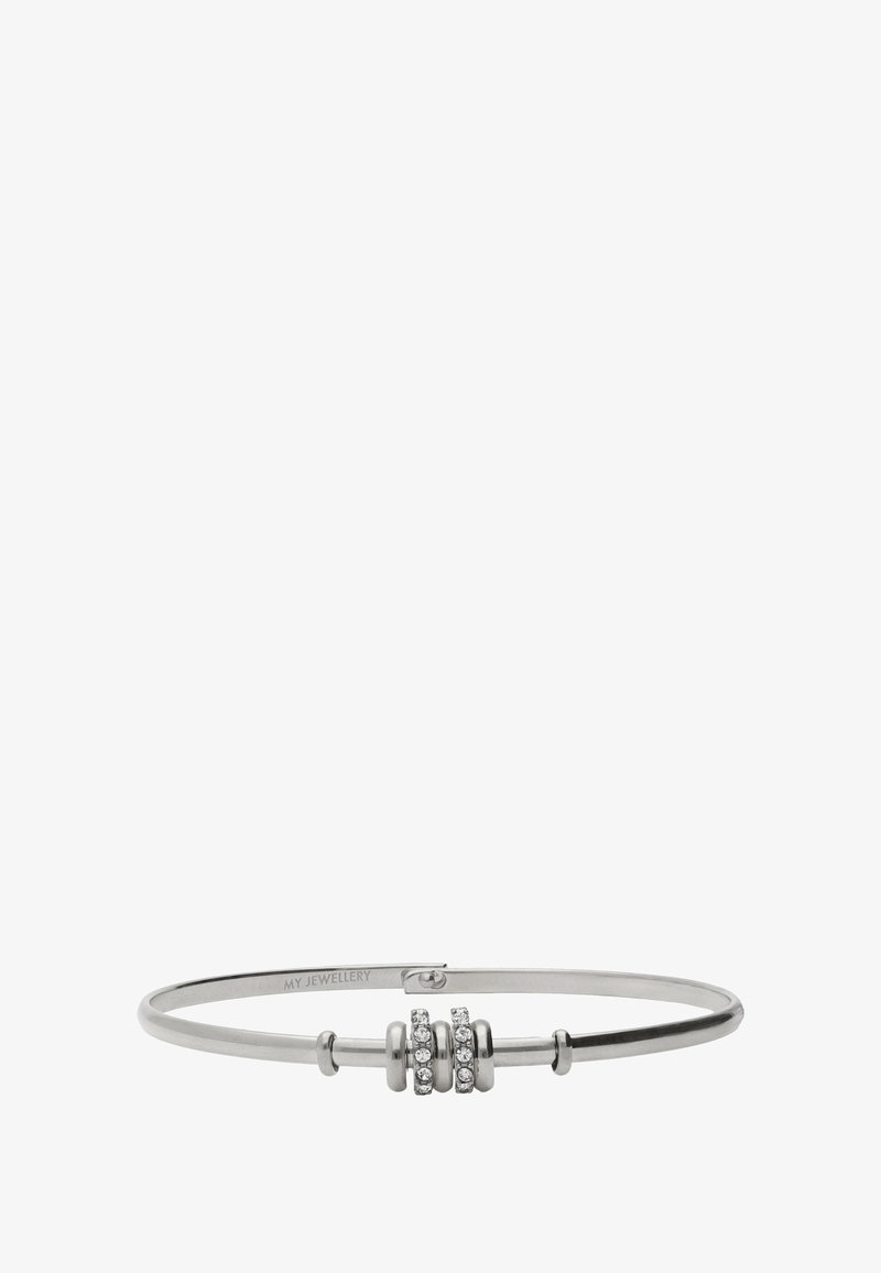 Pulsera de plata con tres acentos de cuentas circulares, dos adornadas con piedras preciosas transparentes. Textura suave, diseño minimalista y forma ovalada.