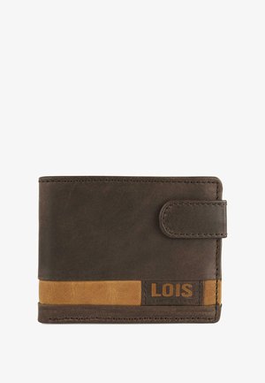 Cartera de cuero marrón con una franja beige. Presenta un cierre a presión y un logo grabado. Textura suave con costuras y bordes visibles.