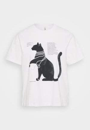 Tricou alb cu un grafic de pisică neagră, împodobită cu coliere din perle și text suprapus în diverse fonturi. Design cu mâneci scurte și gât rotund.