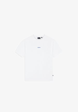 Witte T-shirt met korte mouwen en ronde hals, met een klein blauw "BALLIN" logo in het midden van de borst en een zwart merkje aan de zijkant.