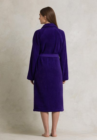 Peignoir en velours violet, à manches longues, avec col châle et ceinture assortie, présentant une texture douce et une coupe mi-longue.