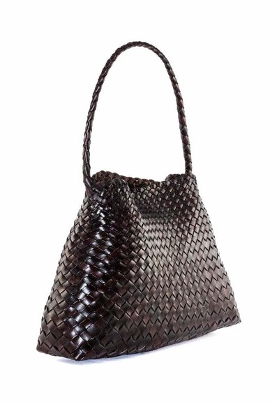 Borsa a tracolla in pelle intrecciata di colore marrone scuro, con superficie testurizzata, forma triangolare e una singola tracolla intrecciata.