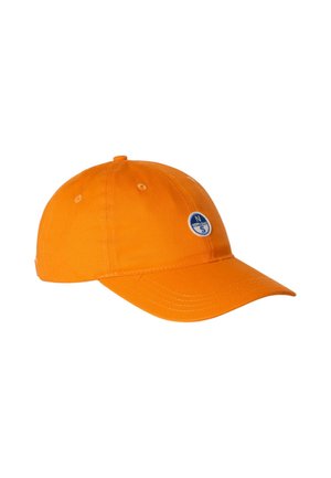 Berretto da baseball arancione con un piccolo logo rotondo blu e bianco sul pannello frontale, mostrato su sfondo bianco.