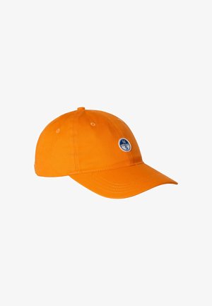 Berretto da baseball arancione con un piccolo logo rotondo blu e bianco sul pannello frontale, mostrato su sfondo bianco.