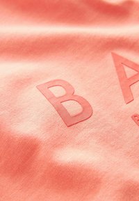 Baker by Ted Baker REGULAR FIT - Triko s potiskem - coral pink