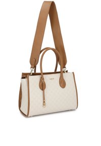 Ορθογώνια μπεζ τσάντα χειρός με καφέ δερμάτινες λαβές και φαρδιά ιμάντα ώμου, διακριτικό μοτίβο και μικρό χρυσό λογότυπο μάρκας στο μπροστινό μέρος.