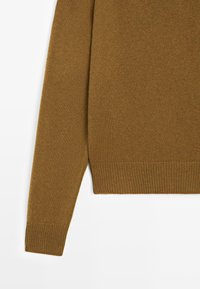 Maglione a maglia marrone con orlo e polsini a costine, dal tessuto morbido e design aderente.