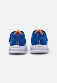 Blå idrettssko med oransje detaljer og en grønn stripe. Laget av mesh og syntetisk materiale, med en hvit såle og borrelåsrem.