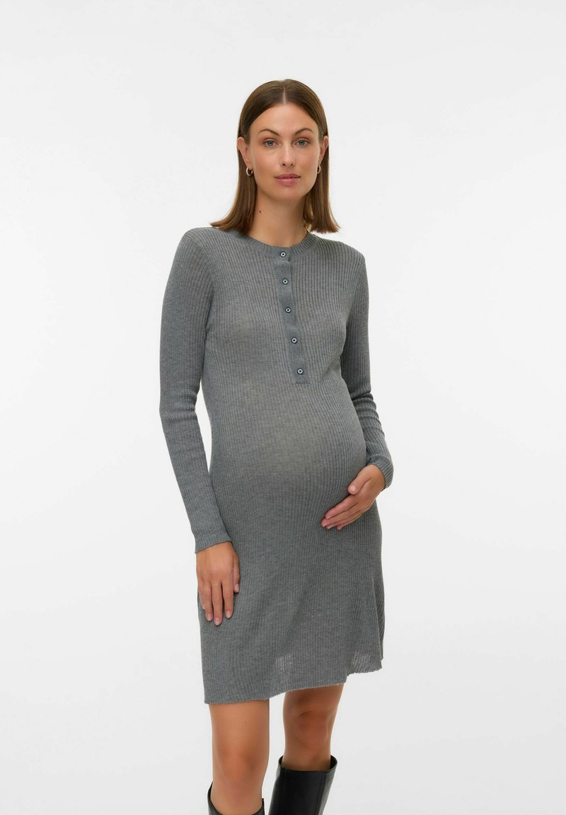 Siva rebrasta nosečnička obleka z dolgimi rokavi, okroglo izrezom in gumbi vzdolž sprednje strani. Mehka tkanina s prilegajočo silhueto.