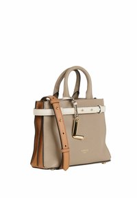 Sac à main structuré en cuir taupe avec des accents blancs et bruns. Il dispose de poignées courtes, d'une bandoulière amovible et de quincaillerie dorée.