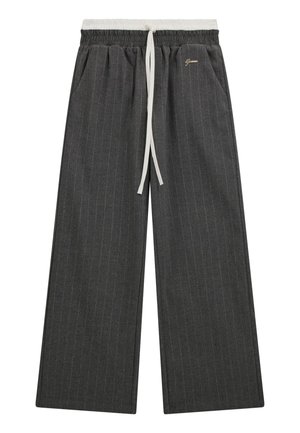 Pantaloni a gamba larga in tessuto grigio scuro a righe, con vita elastica e cordoncino crema, e tasche laterali. Dettaglio del logo dorato.