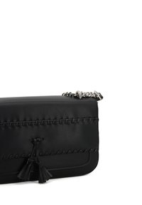 Borsa a tracolla in pelle nera con cuciture intrecciate, tracolla a catena e due dettagli con frange. Forma rettangolare con texture liscia e linee pulite.