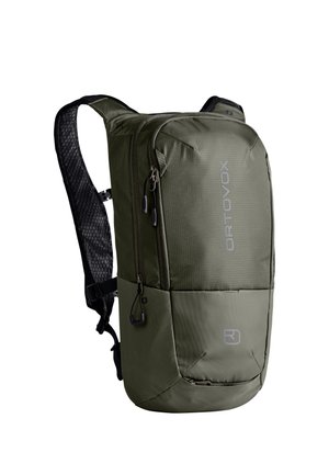 Dunkelgrüner Rucksack mit gepolsterten Trägern, Frontreißverschlusstasche und „ORTOVOX“-Logo auf dem Hauptfach nach vorne gerichtet.