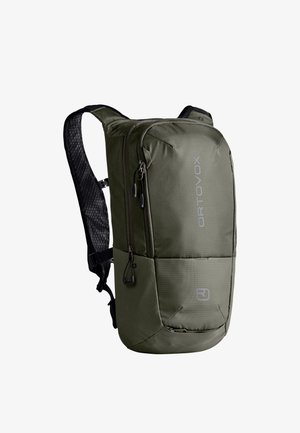 Dunkelgrüner Rucksack mit gepolsterten Trägern, Frontreißverschlusstasche und „ORTOVOX“-Logo auf dem Hauptfach nach vorne gerichtet.