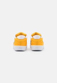 Nike SB SB FORCE 58 PREMIUM - Sapatilhas - university gold/black/white/pecan
