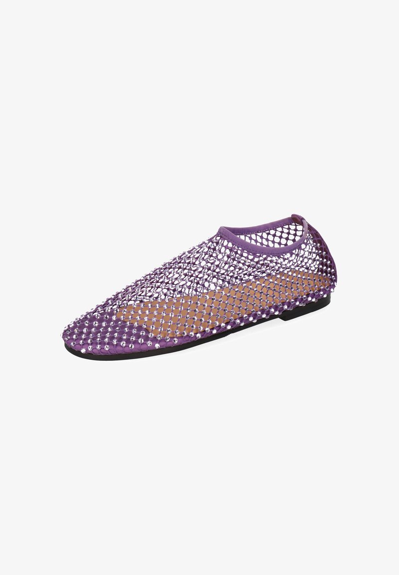 Zapato plano morado con malla de red y tachuelas plateadas, plantilla color canela y suela negra, diseñado para uso casual.