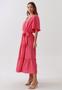 TUSSAH LOUISA MIDI  - Denné šaty - hot pink