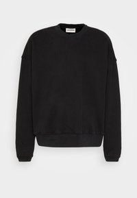 Černá mikina vyrobená z texturované tkaniny, s kulatým výstřihem a žebrovanými manžetami. Obsahuje vyšívaný text na rukávu.