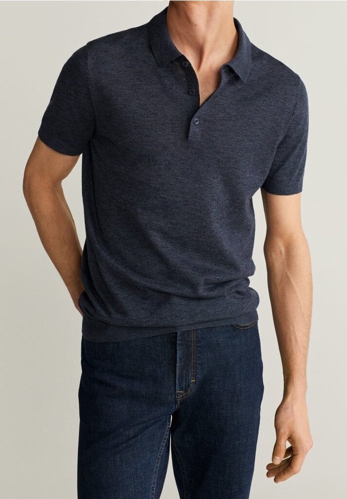 Polo à manches courtes gris foncé avec un col classique, patte de boutonnage à deux boutons et un tissu doux et texturé. Assorti à un jean en denim foncé.