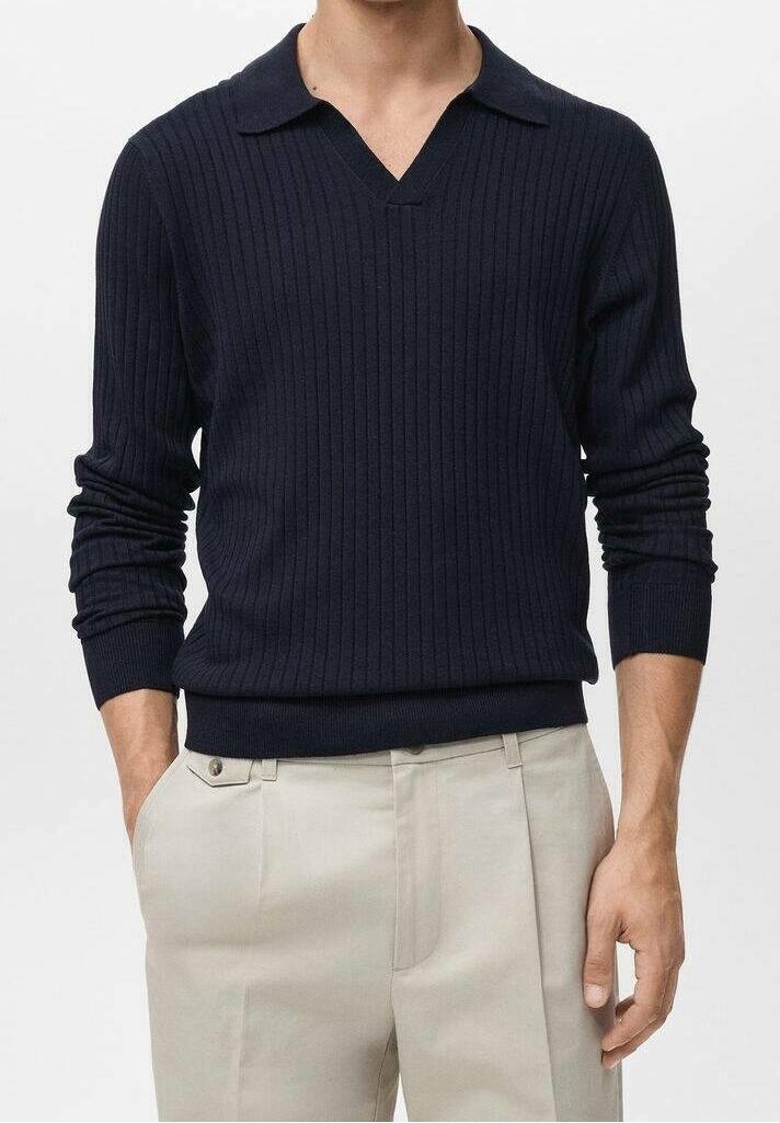 Homme portant un pull en tricot côtelé bleu marine à manches longues avec un col en V et un pantalon beige clair, les mains détendues le long du corps.
