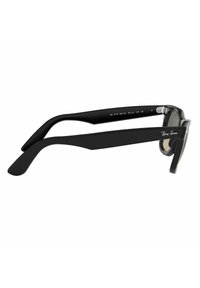 Černé sluneční brýle Ray-Ban s širokými obdélníkovými rámy, vybavené kovovými pánty a tmavě zbarvenými skly; hladký matný povrch.