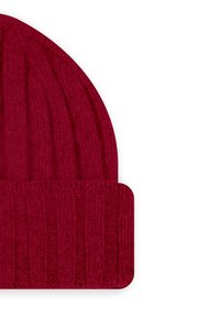 Beanie lavorato a maglia di un rosso intenso con texture a coste verticali e risvolto, isolato su sfondo bianco.
