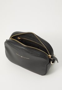 Tommy Hilfiger LOGOTAPE CAMERA BAG - Skuldertasker - black
