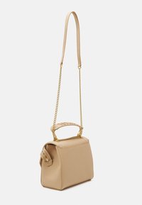 Borsa a tracolla in pelle beige con forma strutturata, catena dorata e manico testurizzato. Presenta una tasca laterale con zip.