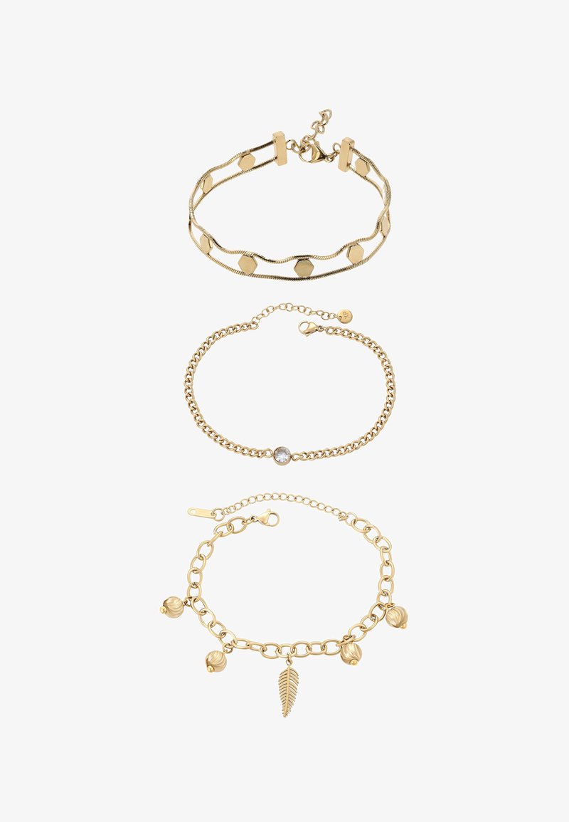 Drie gouden armbanden: een zeshoekig ontwerp, een ketting met een kristalaccent, en een grove ketting met blad- en bolbedels.