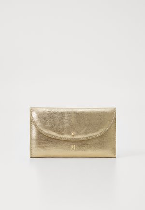 Portefeuille métallique doré avec une surface texturée, un rabat arrondi et un petit emblème doré. Doté d'une fermeture à pression pour plus de sécurité.