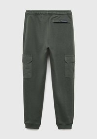 Mörkgröna cargobyxor i sweatshirtmaterial med elastisk midja, två sidofickor och en bakficka med etikett. Tillverkade av mjukt, texturerat tyg.