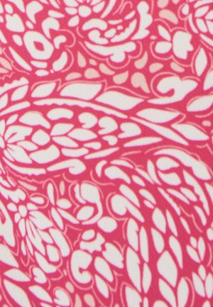 Tissu floral rouge et blanc avec des motifs tourbillonnants, présentant des fleurs et des formes de feuilles complexes, surface texturée, finition lisse.