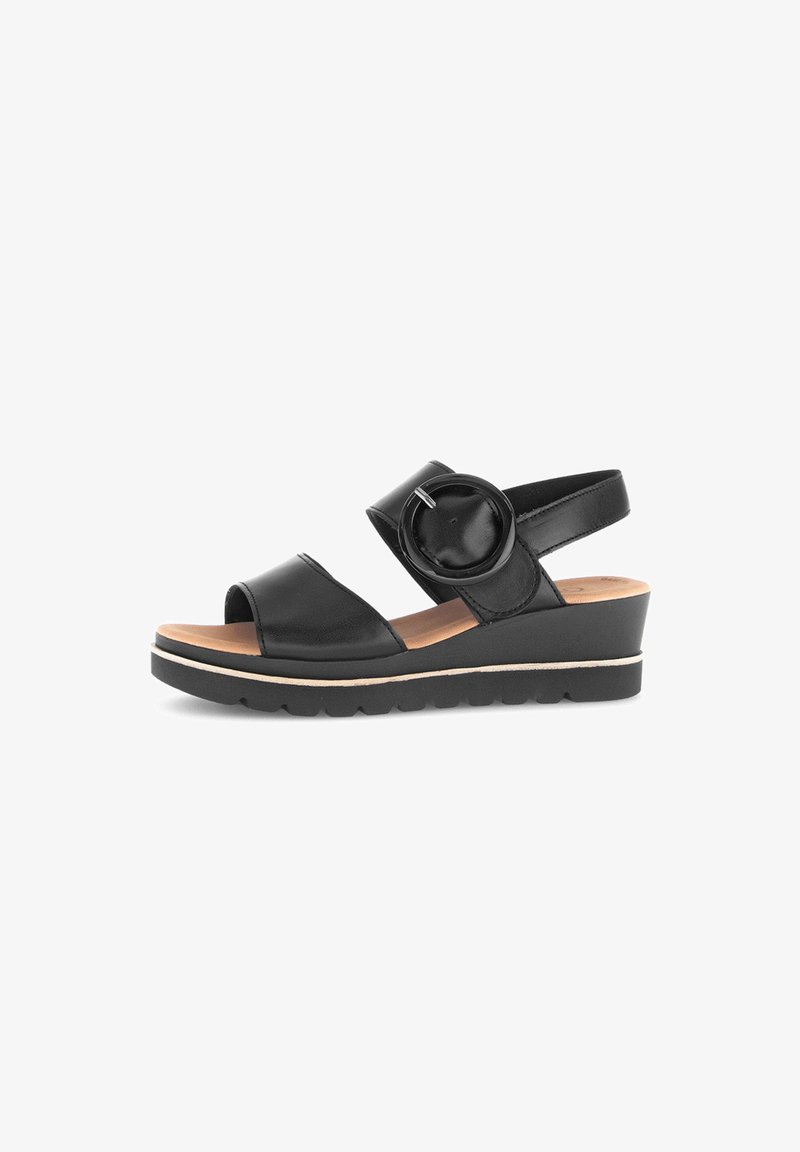 Zwarte lederen sandaal met een open teen, brede strap over de voet en een verstelbare enkelband. Bevat een ronde accent en een wigzool.