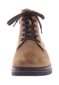 Brown suède veterschoenen tot de enkels met een ronde neus, voorzien van donkerbruine veters, metalen veteroogjes en een gestructureerde zwarte rubberen zool.