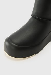 UGG CLASSIC STREETSCAPE - Zimske čizme - black/jasmine