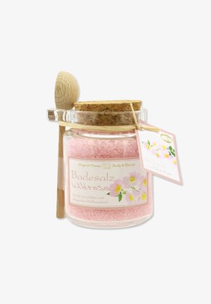 Glasbehälter mit rosa Wildrosen-Badesalz, Korkdeckel, angebrachtem Holzlöffel und Blumenetikett mit deutschem Text.