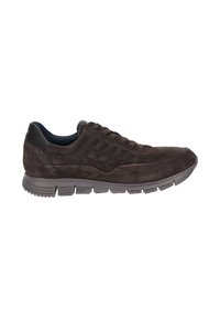 Braune Wildleder-Sneaker verfügen über ein niedriges Profil mit einem strukturierten Obermaterial, einer Gummisohle und dezente gestickte Akzente an den Seiten.